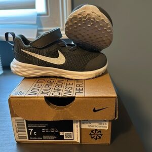 Nike revolution sneaker